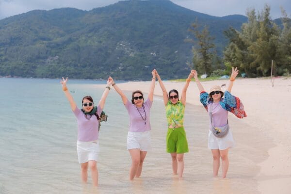 Du khách trải nghiệm tour Hòn Nưa Phú Yên 1 ngày