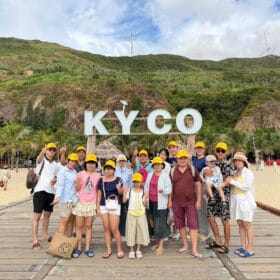 Khách chụp ảnh tại Kỳ Co Quy Nhơn